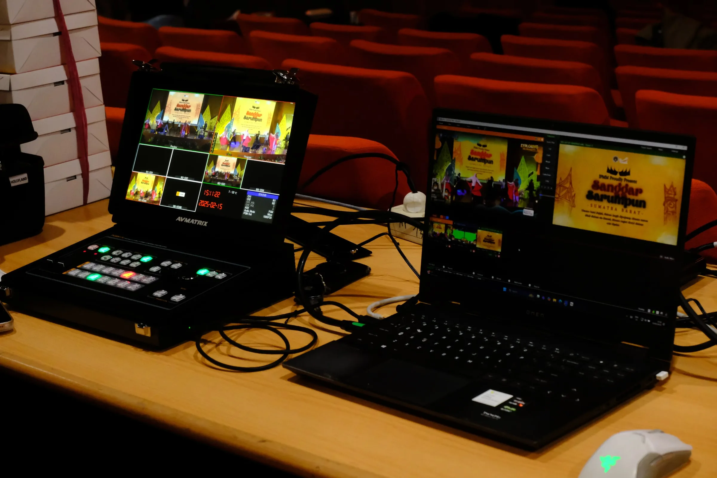 Video switcher AVMATRIX PVS0613U dan laptop streaming di meja operator, menampilkan multiview enam kamera dari sebuah pertunjukan tari.