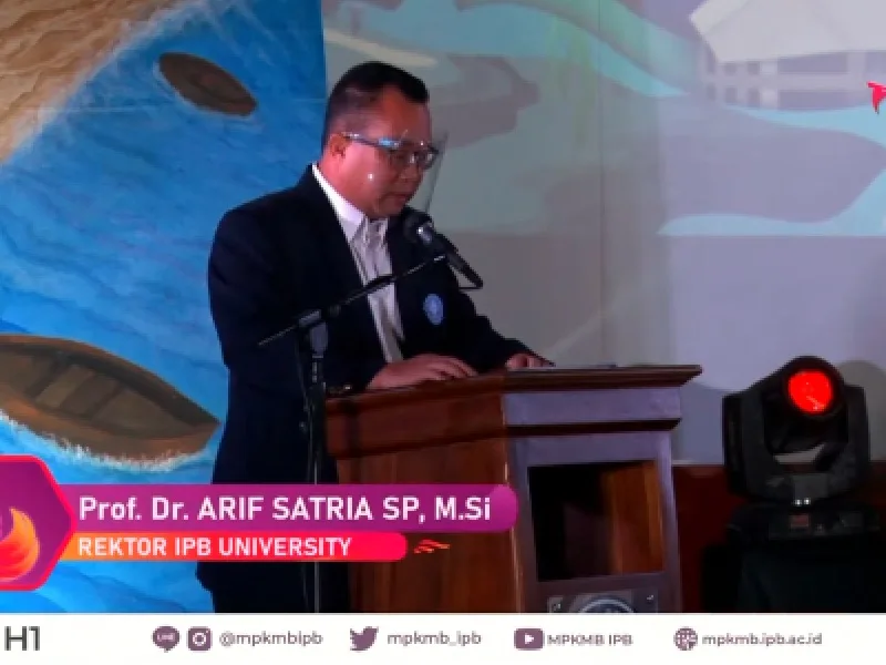 Tangkapan siaran MPKMB IPB — Rektor IPB University berpidato di podium, dengan lower-third nama dan jabatan.