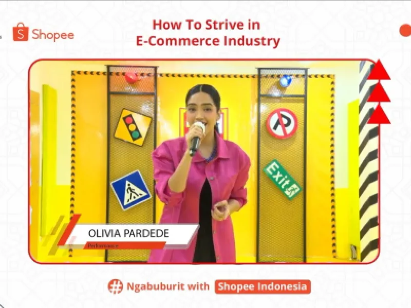 Tangkapan siaran "Ngabuburit with Shopee Indonesia" — pembicara berjaket merah muda memegang mikrofon di set studio berwarna kuning.
