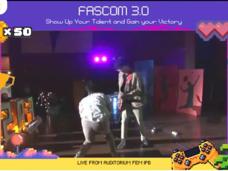Tangkapan siaran FASCOM 3.0 dari Auditorium FEM IPB — dua penampil di panggung dengan pencahayaan panggung berwarna dan overlay bertema game.